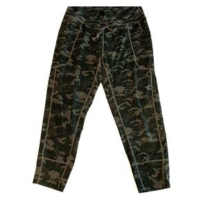 Fabletics Women’s L Camo Joggers